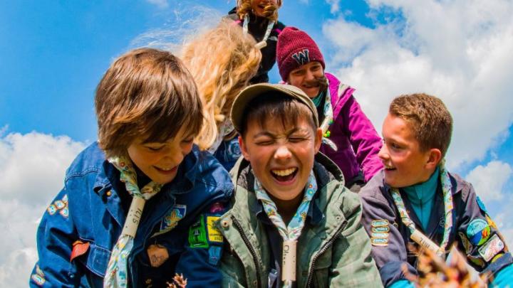 Juniorspejdere der har det sjovt og står i pyramide